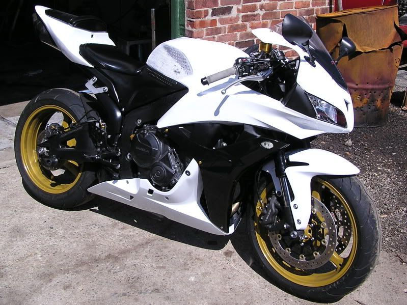 http://i115.photobucket.com/albums/n306/jpracecraft/whitebike.jpg